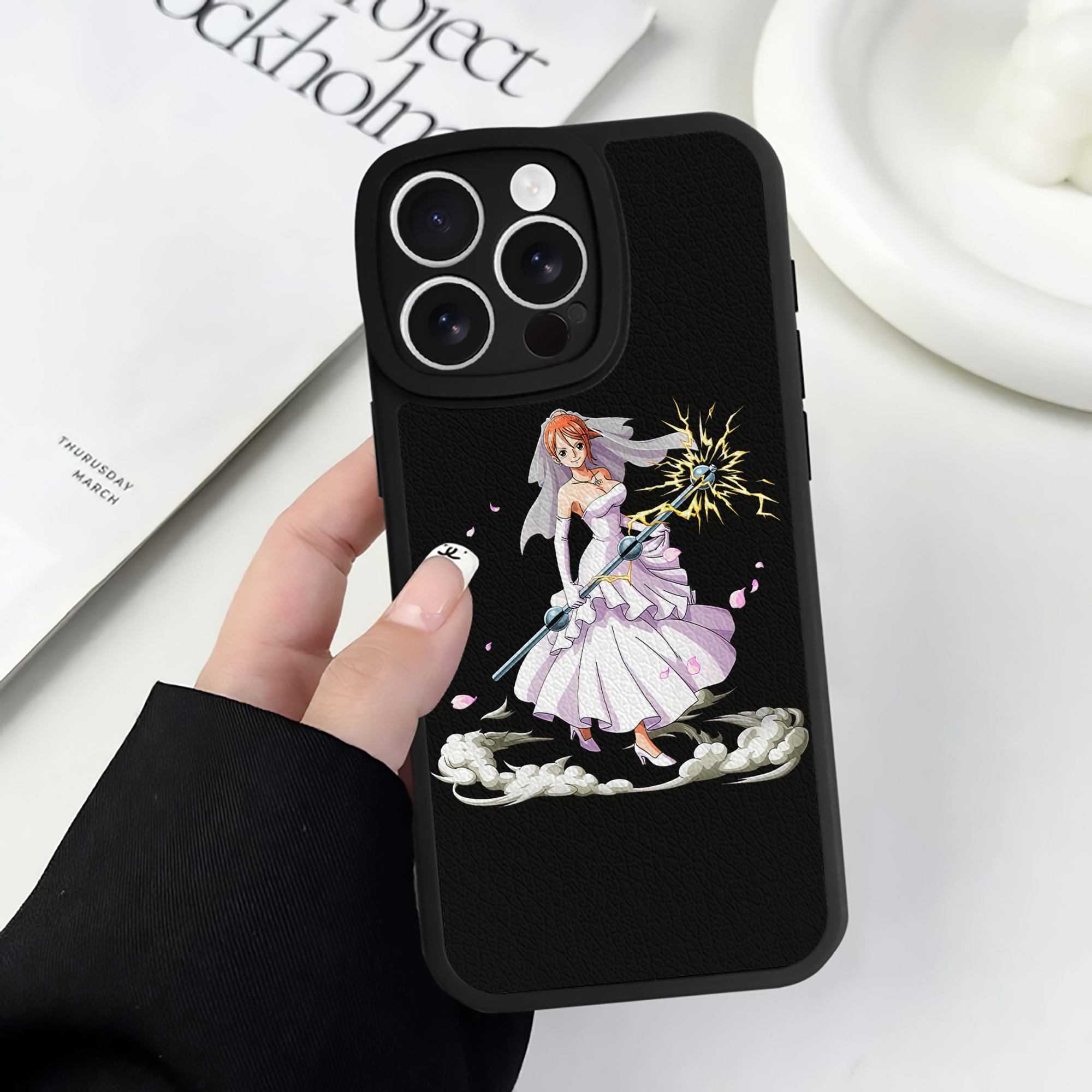 （画像用） ワンピース ナミ ONE PIECE Nami 【iPhone 16シリーズ対応】シリコンスマホケース（レザー調） 材質：シリコン